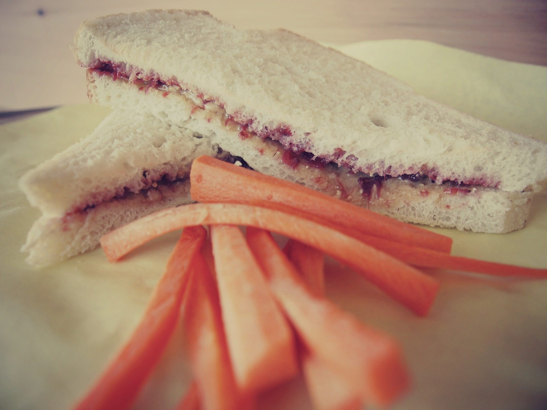 pack kids lunches sandwich carrots